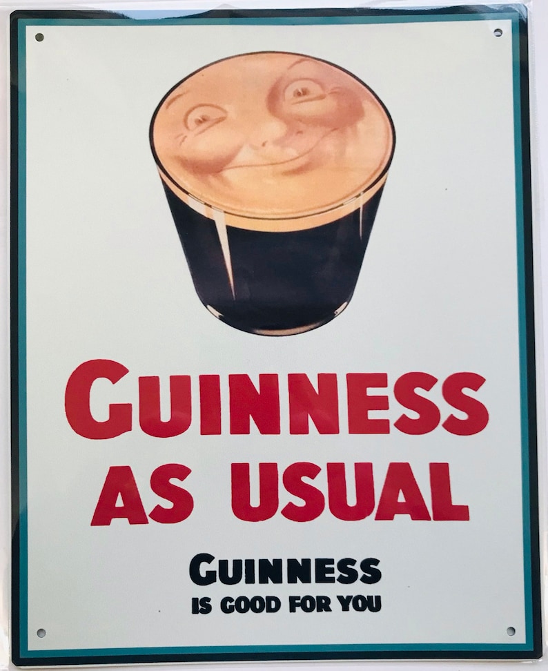Może przedstawiać: Metalowy szyld z uśmiechniętym kuflem piwa Guinness. Szyld zawiera napis "Guinness As Usual" w kolorze czerwonym i "Guinness Is Good For You" w kolorze czarnym. Tło jest białe.