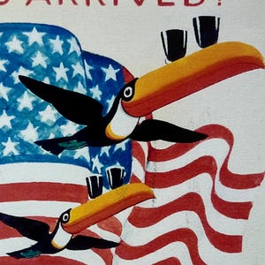 Pu&ograve; includere: Due tucani volano sopra una bandiera americana con tre bicchieri neri sopra il becco del tucano. I tucani sono gialli, arancioni e neri. La bandiera &egrave; rossa, bianca e blu.