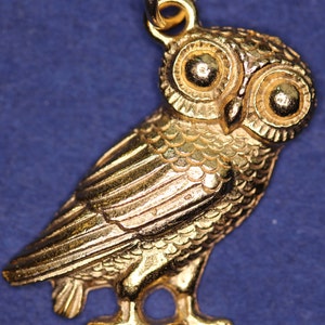 Pendentif hibou grec (17 mm) - Plaqué or - avec carte d'informations [GOPG]
