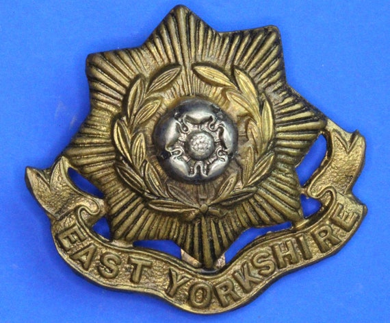 British Army Vintage World War WW1 East Yorkshire Regiment Cap Badge  [R12/24 29151]