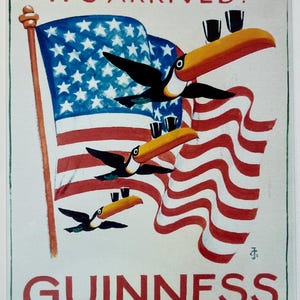 Pu&ograve; includere: Un cartello vintage in metallo che pubblicizza la birra Guinness. Il cartello presenta un tucano che trasporta bicchieri di birra Guinness, volando davanti a una bandiera americana con il testo "IT'S ARRIVED!" e "GUINNESS" in basso.
