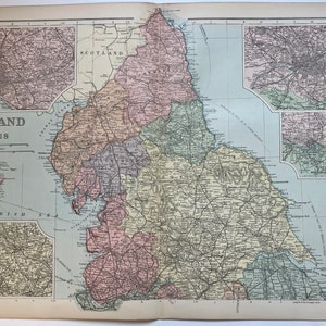 Könnte beinhalten: Eine Vintage-Karte von England und Wales, die die Grafschaften und wichtigsten Städte zeigt. Die Karte ist auf Papier gedruckt und hat einen hellblauen Hintergrund mit braunen Linien für Straßen und Flüsse. Die Karte ist in Abschnitte unterteilt, wobei jeder Abschnitt einen anderen Teil von England und Wales zeigt. Die Karte trägt den Titel "England & Wales" und hat eine Skala in der unteren rechten Ecke.