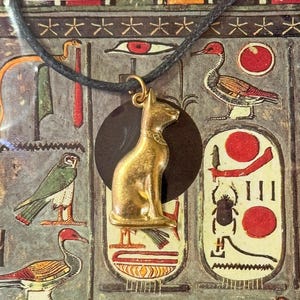 Pendentif chat égyptien (30 mm) - Plaqué or - avec carte d'informations [PCE]