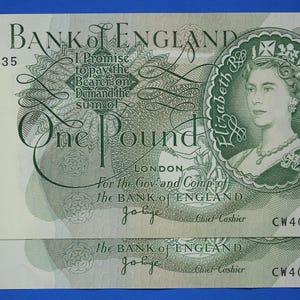 2x 1970 Bank of England One pound 1 pound JB Page Prefix &quot;CW40&quot; banknotes, Elizabeth II, CONSECUTIVE Numbers [06/25 32656]