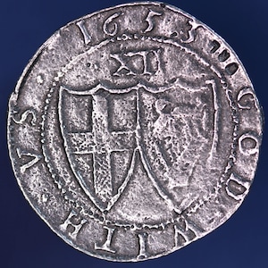 Könnte beinhalten: Eine Silbermünze mit einem Schilddesign und der Inschrift "XV. HEN. VIII. D. G. REX. ANGL. ET. FR.  1533", was übersetzt "Das 15. Jahr von Heinrich VIII., von Gottes Gnaden, König von England und Frankreich, 1533" bedeutet.