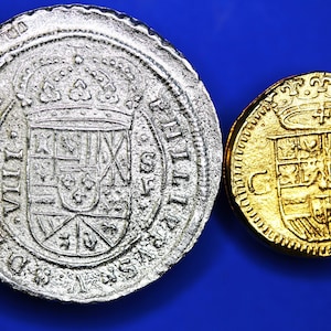 REPRODUCTIE, Replica - Gouden Doubloon Spaanse koloniale 2 escudo's 16e eeuw (22 mm) & 1705 Philip V 8 VIII Real Sevilla (35 mm) munten [2SPANJE]