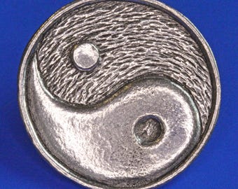 Yin och Yang nålmärke, 28 mm, levereras på nål med spännen [PP G66]