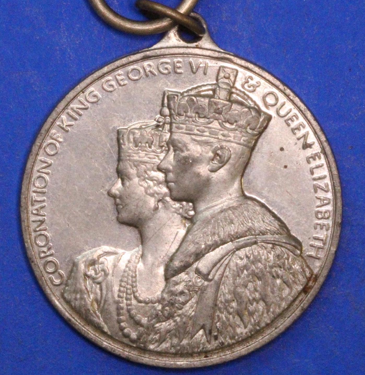 Medaglia ovale Placcata d'oro di un Angelo seminatore di stelle