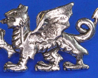 Nålmärke med walesisk drake, 33 x 20 mm, levereras på nål med spännen [PP G51]