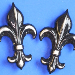 British Army Militaria Manchester Regiment - Fleur-De-Lys, Arm/Pouch Badges blackened, PAIR [R03/25 FDLys]