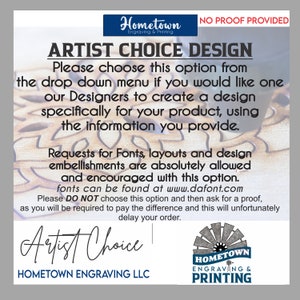 K&ouml;nnte beinhalten: Eine wei&szlig;e und schwarze Textgrafik auf einem Holzgrund. Der Text lautet "Hometown Engraving & Printing" und "Artist Choice Design". Der Text erkl&auml;rt, dass Kunden diese Option w&auml;hlen k&ouml;nnen, um einen Designer ein Design f&uuml;r ihr Produkt erstellen zu lassen. Der Text besagt auch, dass Anfragen nach Schriftarten, Layouts und Designverzierungen erlaubt und erw&uuml;nscht sind.