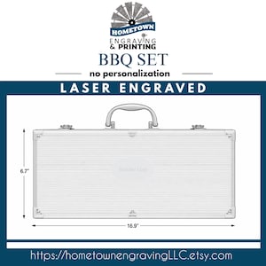 Puede incluir: Una caja plateada para juego de barbacoa con asa, que mide 43 cm de largo y 17 cm de alto. La caja est&aacute; etiquetada como "BBQ SET" y "LASER ENGRAVED". La URL de la tienda Etsy es visible en la parte inferior.