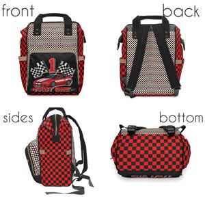 K&ouml;nnte beinhalten: Mehransichtsbild eines Rucksacks mit Rennsport-Thema. Der Rucksack hat ein rot-schwarzes Karomuster, mit einer Vordertasche, die ein rotes Rennauto und den Text "FAST ONE" zeigt. Die Tasche hat schwarze Tr&auml;ger und einen oberen Griff.
