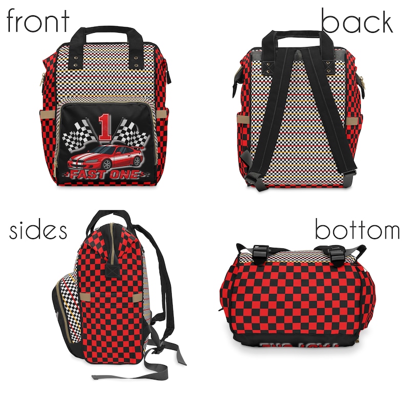 K&ouml;nnte beinhalten: Mehransichtsbild eines Rucksacks mit Rennsport-Thema. Der Rucksack hat ein rot-schwarzes Karomuster, mit einer Vordertasche, die ein rotes Rennauto und den Text "FAST ONE" zeigt. Die Tasche hat schwarze Tr&auml;ger und einen oberen Griff.