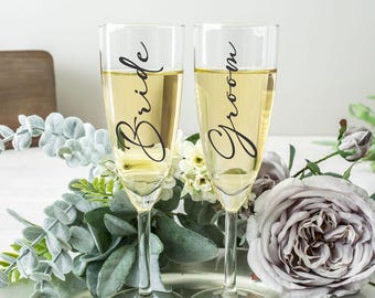 Set of 2 - Wedding Champagne Flutes Personalized, Mr and Mrs Champagne Glasses, Wedding Gifts for Couples, Toasting Flutes