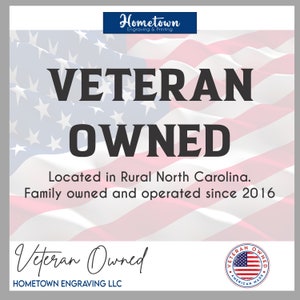 K&ouml;nnte beinhalten: Eine amerikanische Flagge in Rot, Wei&szlig; und Blau mit dem Text "Veteran Owned" in schwarzen Buchstaben. Der Text "Located in Rural North Carolina. Family owned and operated since 2016" befindet sich unter der Flagge. Der Text "Veteran Owned" ist auch in Kursivschrift unter der Flagge mit dem Text "Hometown Engraving LLC" darunter geschrieben.