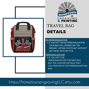 K&ouml;nnte beinhalten: Eine schwarze, rote und wei&szlig;e Reisetasche mit Rennsport-Motiv. Die Tasche hat ein Schachbrettmuster, eine rote Rennwagen-Grafik und den Text "FAST ONE". Die Tasche hat einen oberen Griff und mehrere F&auml;cher.