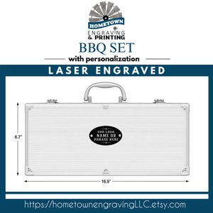 Puede incluir: Un estuche plateado para juego de barbacoa con asa, que mide 42,9 cm de ancho y 17 cm de alto. El estuche presenta una placa ovalada personalizada y el texto "BBQ SET with personalization LASER ENGRAVED".