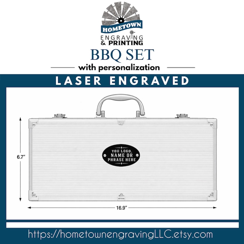 Puede incluir: Un estuche plateado para juego de barbacoa con asa, que mide 42,9 cm de ancho y 17 cm de alto. El estuche presenta una placa ovalada personalizada y el texto "BBQ SET with personalization LASER ENGRAVED".