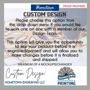 K&ouml;nnte beinhalten: Eine wei&szlig;e und schwarze Grafik mit dem Text "Hometown Engraving & Printing" und "Custom Design". Der Text "Bitte w&auml;hlen Sie diese Option aus dem Dropdown-Men&uuml;, wenn Sie mit einem Mitglied unseres Designteams zusammenarbeiten m&ouml;chten." ist ebenfalls enthalten. Die Grafik gibt an, dass maximal 4 Mockups/&Auml;nderungen erlaubt sind.