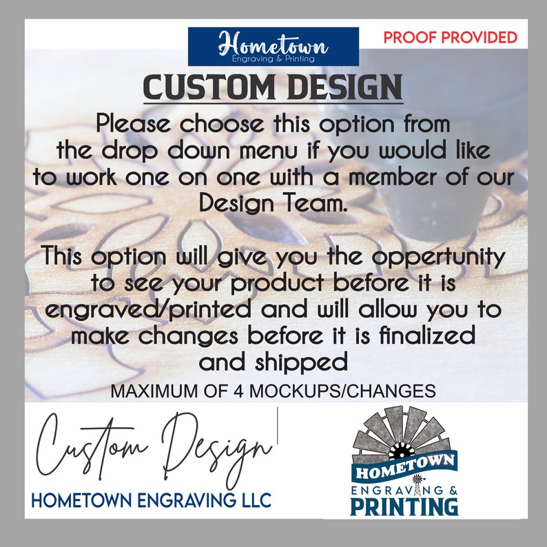 K&ouml;nnte beinhalten: Eine wei&szlig;e und schwarze Grafik mit dem Text "Hometown Engraving & Printing" und "Custom Design". Der Text "Bitte w&auml;hlen Sie diese Option aus dem Dropdown-Men&uuml;, wenn Sie mit einem Mitglied unseres Designteams zusammenarbeiten m&ouml;chten." ist ebenfalls enthalten. Die Grafik gibt an, dass maximal 4 Mockups/&Auml;nderungen erlaubt sind.
