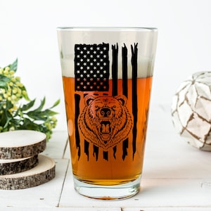 Bear American Flag Pint Glass – Patriotic Beer Glass with Grizzly Design, Outdoorsman Gift, Rustic Barware for Him