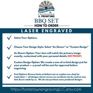 Puede incluir: Un gr&aacute;fico turquesa y blanco con el texto "BBQ SET" y "LASER ENGRAVED". Se enumeran las instrucciones sobre c&oacute;mo realizar el pedido, incluidas las opciones de dise&ntilde;o y las opciones de fuente. La URL de la tienda de Etsy est&aacute; en la parte inferior.