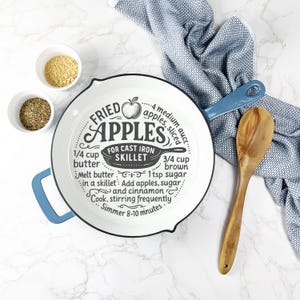 Fried Apples Skillet Decor – Cast Iron Recipe Pan – Farmhouse Kitchen Wall Art – Rustic Southern Comfort Food Gift for Her or Hostess
