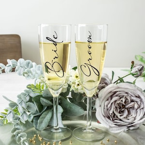 Set of 2 - Wedding Champagne Flutes Personalized, Mr and Mrs Champagne Glasses, Wedding Gifts for Couples, Toasting Flutes