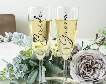 Set of 2 - Wedding Champagne Flutes Personalized, Mr and Mrs Champagne Glasses, Wedding Gifts for Couples, Toasting Flutes