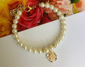 Collar personalizado para mascotas con perlas y un lindo dije de concha brillante que sostiene una inicial de nombre en oro. Joyería para perros y gatos. Accesorio para cachorros y gatitos.