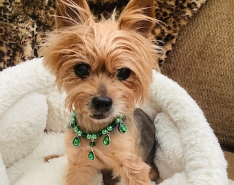 Colar elegante com pérolas e pingentes em formato de lágrima verde-esmeralda para animais de estimação, ideal para ocasiões especiais. Joia brilhante e personalizada para cães e gatos.