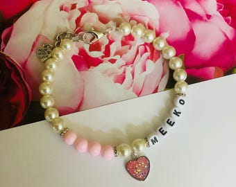 Joyería personalizada de perlas para mascotas con dije de corazón rosa, elegante collar con cuentas brillantes para perros y gatos, collar con nombre personalizado Poppy Kitty, accesorio