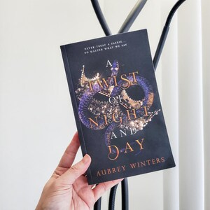 A Twist of Night and Day | Podpisana miękka oprawa