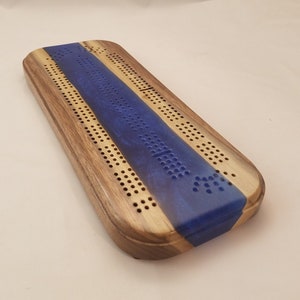 Cribbage Board, Live Edge, 3 joueurs, bois de noyer avec résine époxy bleue