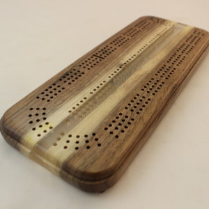 Cribbage Board, Live Edge, 3 joueurs, bois de noyer avec résine époxy transparente