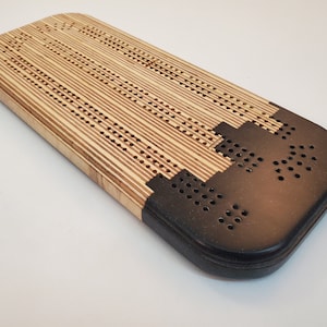 Planche de cribbage, 3 joueurs, résine époxy noire et bouleau de la Baltique laminé