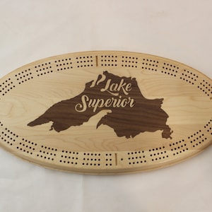 Deska do gry w krykieta, intarsja Lake Superior, klon z intarsją orzechową, z kołkami i schowkiem, Great Lake Design
