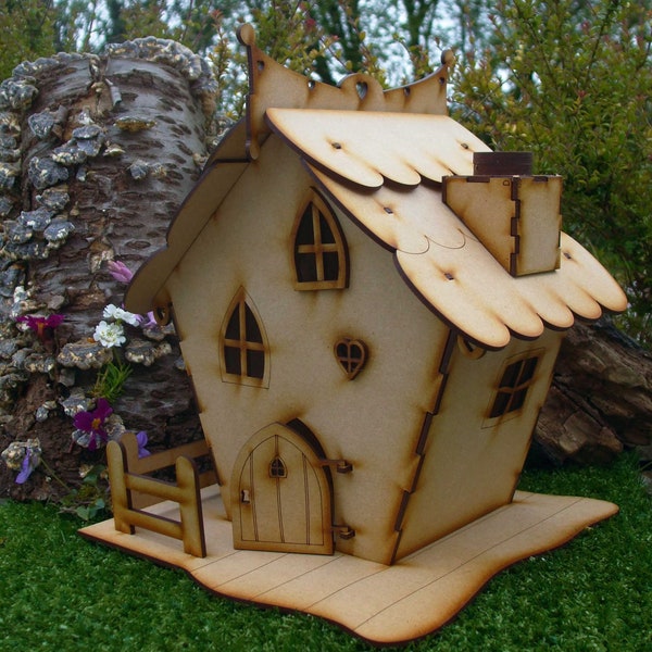 Woodland Cottage Kit de maison de fée en bois avec porte de fée ouvrante, cheminée et support de base clôturé - Kit d’artisanat de maison de fée auto-assemblée