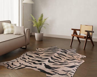 ダークグレーの背景に虎柄の牛革ラグ - サイズ: 7.2x6フィート # Z-079