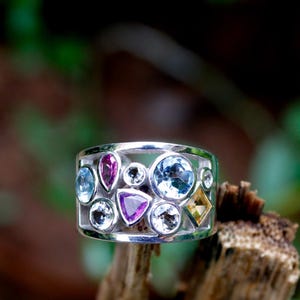 Bague en argent sterling avec plusieurs pierres précieuses : topaze bleue, améthyste, citrine