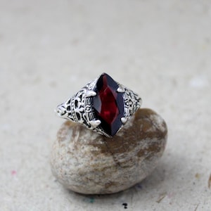 Anello con design in filigrana di granato rosso: gioielli in argento sterling 925 ossidato