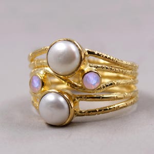 Anello con perla d&#39;acqua dolce e pietra di luna: fascia realizzata a mano in argento sterling testurizzato