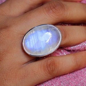 Ovaler Regenbogen Mondstein Ring: Handgemachter Schmuck aus 925 Silber