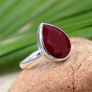 Anillo solitario de rubí rojo facetado en forma de lágrima, plata de ley 925, hecho a mano, joyería para el día a día para mujer y hombre, regalo de aniversario, anillo de dama de honor, MR1218