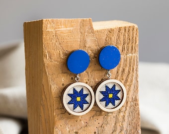 Boucles d’oreilles brodées à la main - point de croix - bijoux en bois