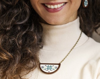 Collier traditionnel double face, Collier brodé à la main, Pendentif broderie à la main, cadeau, Travaux d’aiguille, Peinture à l’aiguille
