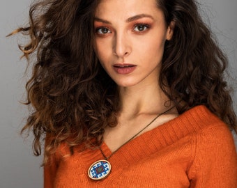 Collier traditionnel, collier brodé à la main, pendentif broderie à la main, cadeau de la fête des mères, travaux d’aiguilles, peinture à l’aiguille