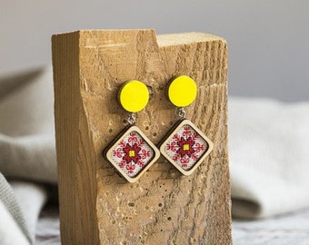 Boucles d’oreilles en broderie ethnique, bijoux tribaux en point de croix, boucles d’oreilles en bois jaune pendant