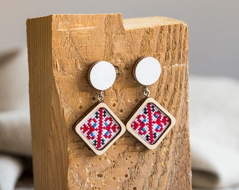 Boucles d’oreilles brodées à la main - point de croix - bijoux en bois